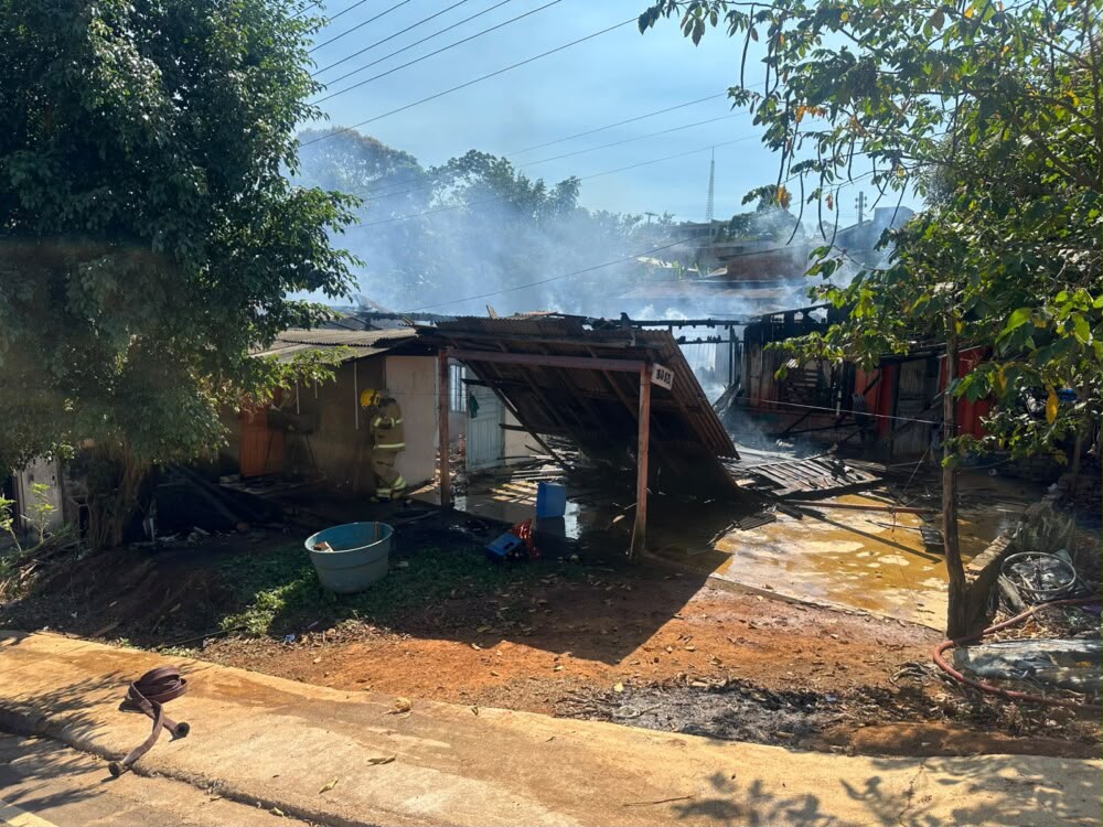 Em JARU ,Incêndio destrói casa na Rua Padre Chiquinho