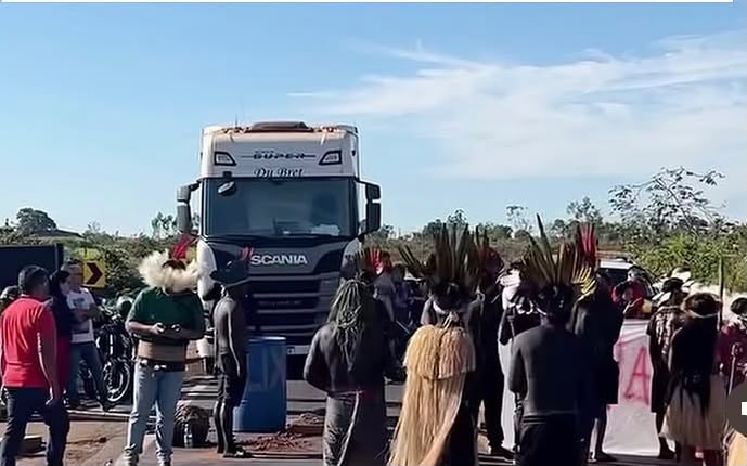 BR-364 segue totalmente interditada por protesto indígena em Cacoal (RO)