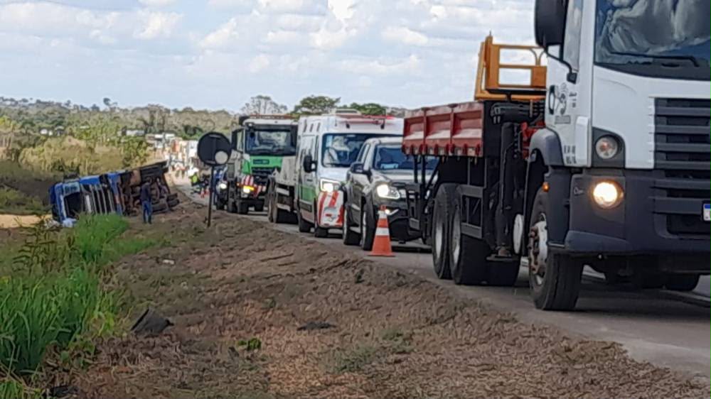Acidente entre carreta e ônibus da Prefeitura de Vilhena é registrado na BR-364